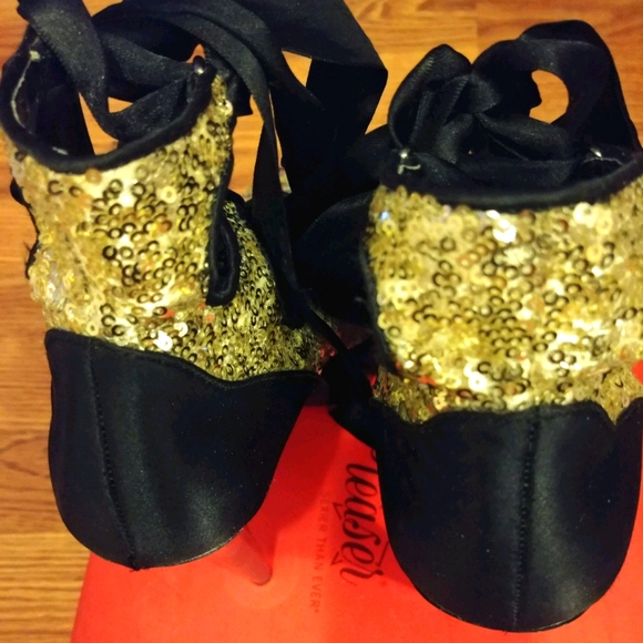 Shoes - Picture 2 of 3